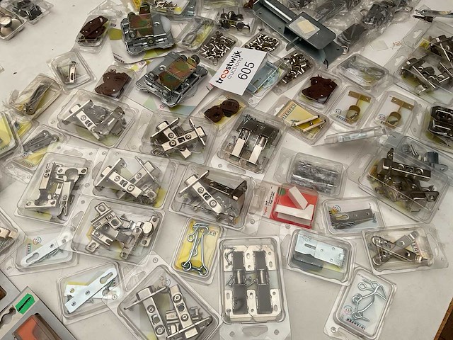 Scharnieren en schuifsloten kapstokken - afbeelding 6 van  14