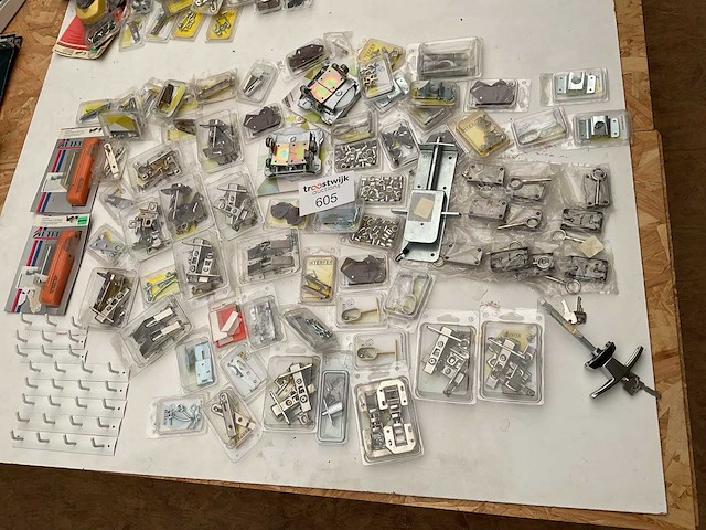 Scharnieren en schuifsloten kapstokken - afbeelding 1 van  14