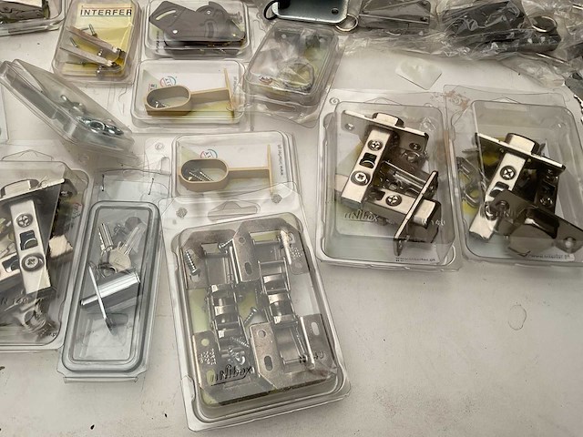 Scharnieren en schuifsloten kapstokken - afbeelding 12 van  14