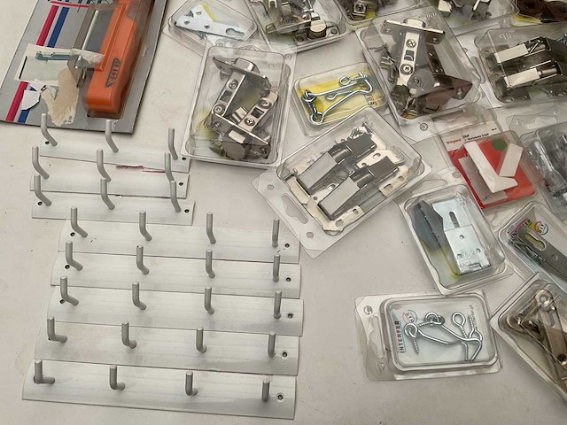 Scharnieren en schuifsloten kapstokken - afbeelding 14 van  14