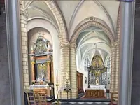 Schilderij op doek voorstellende kerkinterieur, getekend, afm plm 72x83cm - afbeelding 1 van  3