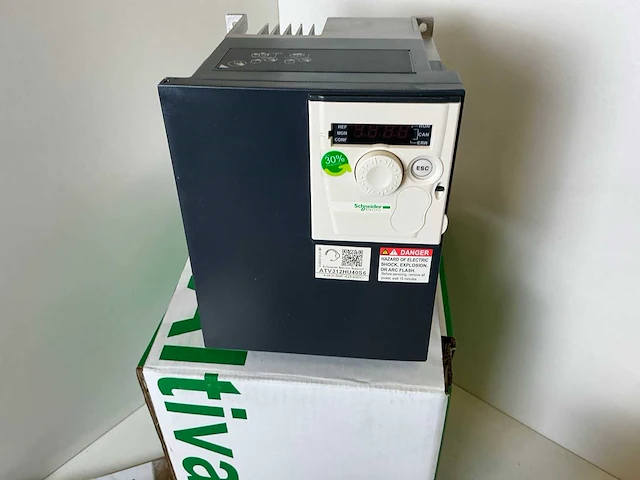 Schneider altivar 312 atv312hu40s6 frequentieregelaar (2x) - afbeelding 1 van  8