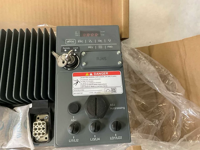 Schneider atv310lu15n4 frequentieregelaar - afbeelding 4 van  7