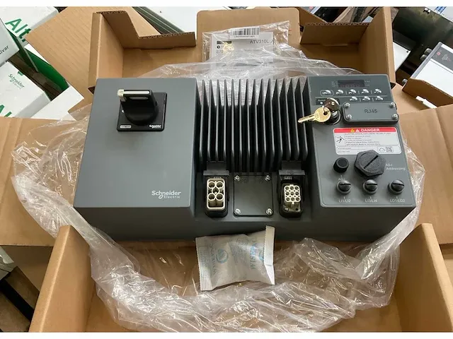 Schneider atv310lu22n4 frequentieregelaar - afbeelding 1 van  8