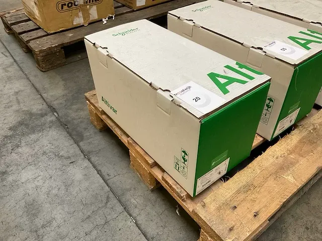 Schneider atv310lu22n4 frequentieregelaar - afbeelding 2 van  8