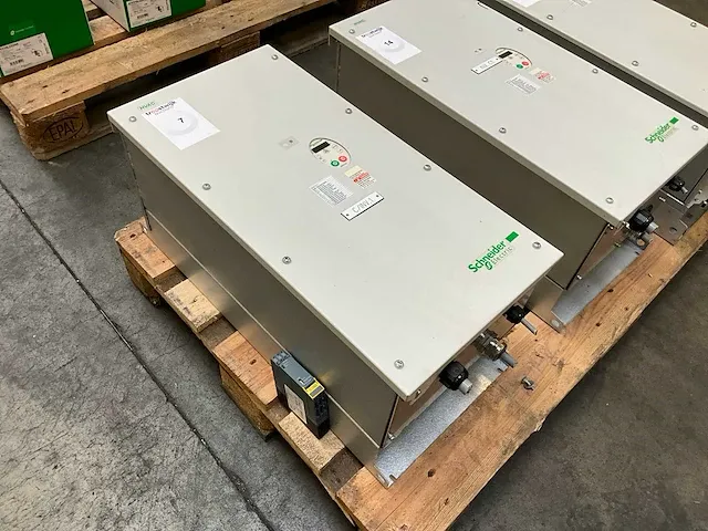 Schneider electric altivar atv212wd18n4c frequentieregelaar - afbeelding 2 van  5