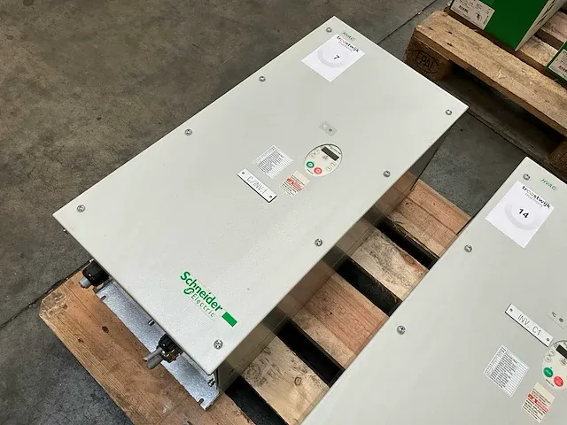 Schneider electric altivar atv212wd18n4c frequentieregelaar - afbeelding 1 van  5