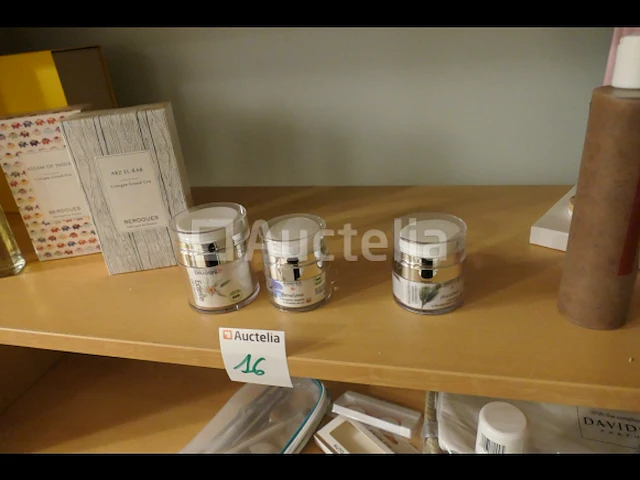 Schoonheids- en lichaamsverzorgingsproducten met zijn vitrinekast - afbeelding 3 van  14