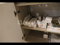 Schoonheids- en lichaamsverzorgingsproducten met zijn vitrinekast - afbeelding 8 van  14