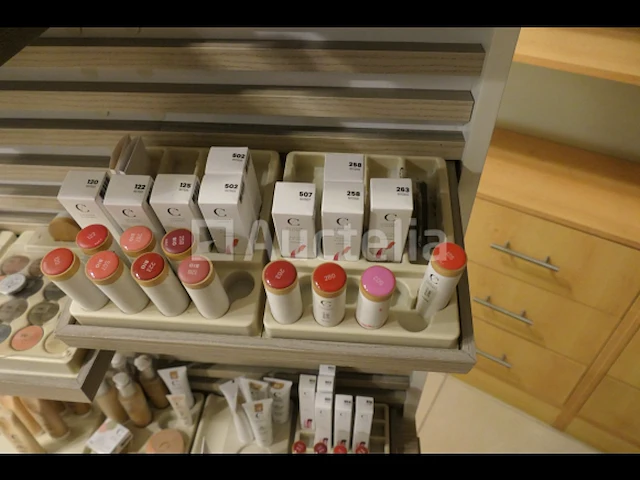 Schoonheids- en lichaamsverzorgingsproducten met zijn vitrinekast - afbeelding 12 van  14