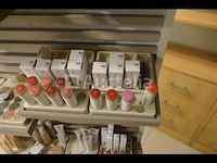 Schoonheids- en lichaamsverzorgingsproducten met zijn vitrinekast - afbeelding 12 van  14