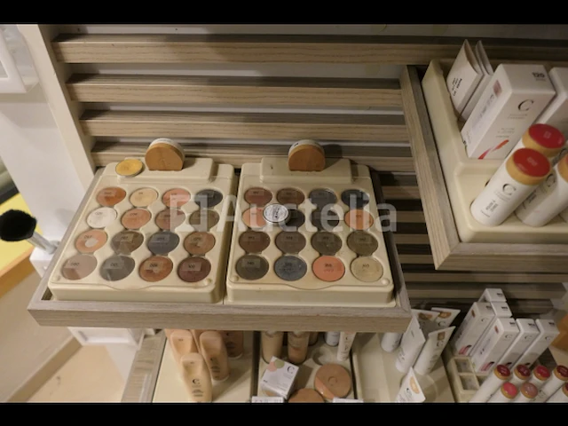 Schoonheids- en lichaamsverzorgingsproducten met zijn vitrinekast - afbeelding 13 van  14