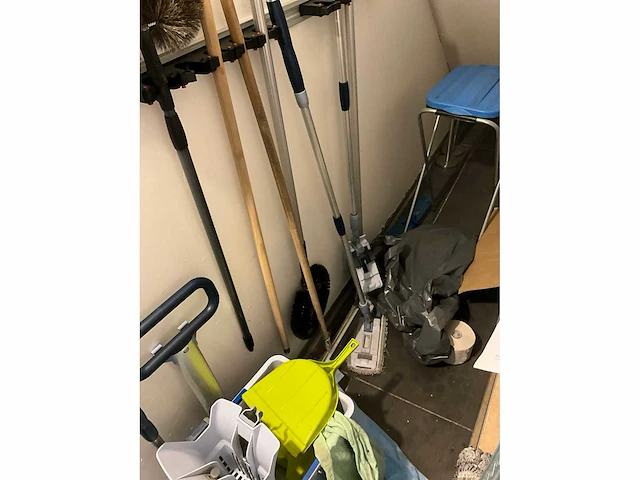Schoonmaakwagen boma + diverse schoonmaakmiddelen - afbeelding 2 van  7
