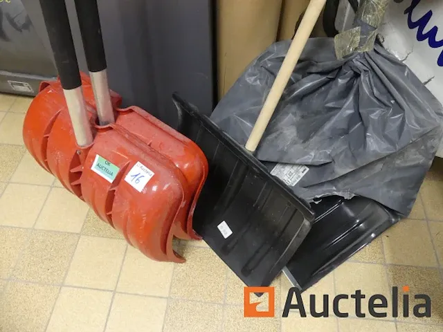 Schoppen, borstel en gereedschapsgreep - afbeelding 1 van  6