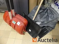 Schoppen, borstel en gereedschapsgreep - afbeelding 1 van  6