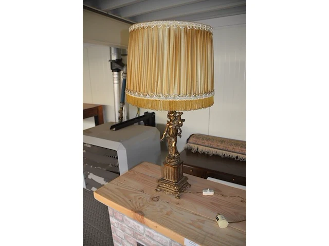 Schouwmantel schemerlamp met koperkleurige voet en gele kap - afbeelding 5 van  6