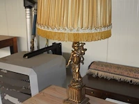 Schouwmantel schemerlamp met koperkleurige voet en gele kap - afbeelding 5 van  6