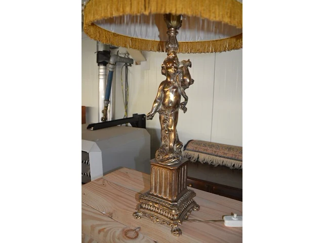 Schouwmantel schemerlamp met koperkleurige voet en gele kap - afbeelding 6 van  6