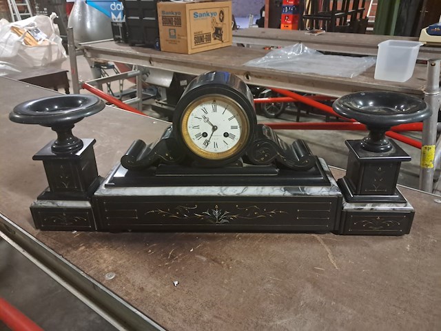 Schowklok leiesteen en marmer werking onbekend ( b 270mm h 290mm ) - afbeelding 1 van  4