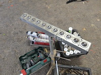 Schuimpistolen met accuboormachine, doos met gatenzaag - afbeelding 4 van  13