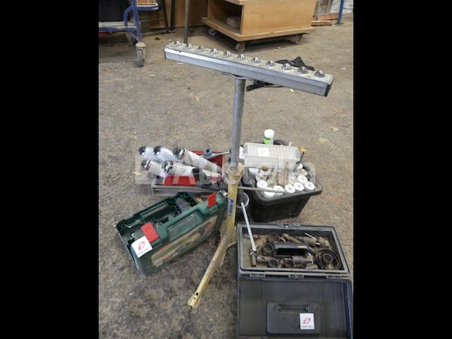 Schuimpistolen met accuboormachine, doos met gatenzaag - afbeelding 5 van  13