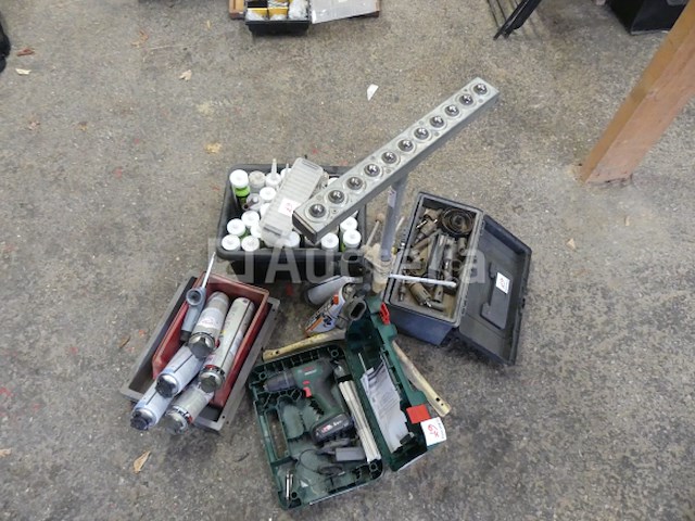 Schuimpistolen met accuboormachine, doos met gatenzaag - afbeelding 9 van  13