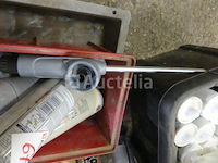 Schuimpistolen met accuboormachine, doos met gatenzaag - afbeelding 11 van  13