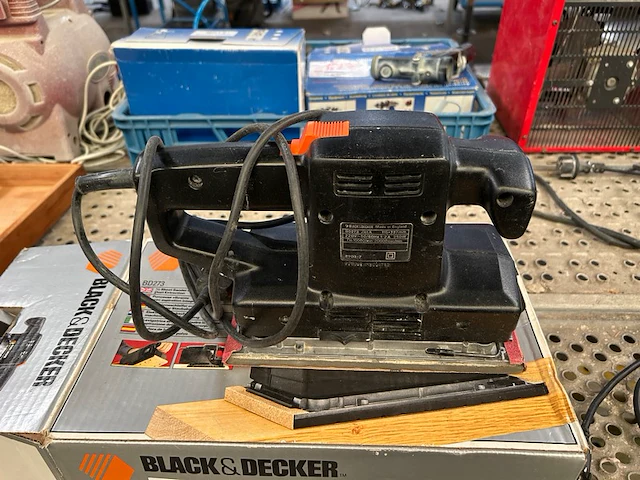 Schuurmachine black and decker - afbeelding 1 van  4