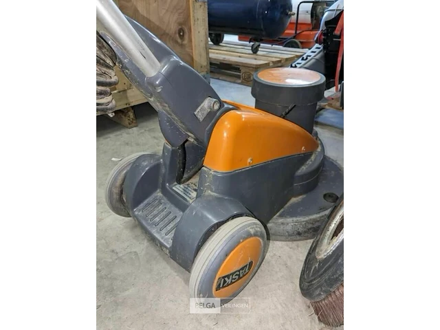 Schuurmachine en borstels, taski, zonder verdere gegevens - afbeelding 2 van  2