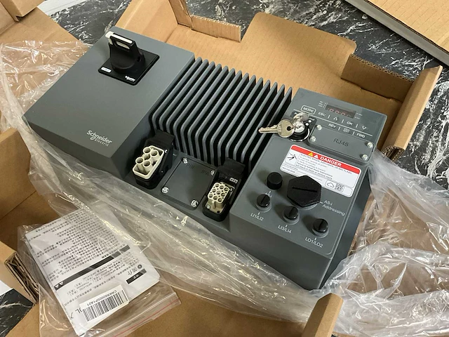 Scneider-electric atv310l075n4 frequentieregelaar - afbeelding 1 van  9