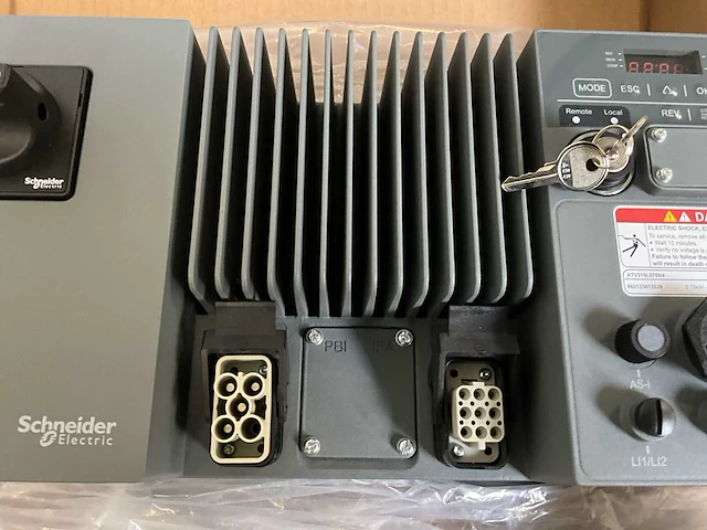 Scneider-electric atv310l075n4 frequentieregelaar - afbeelding 7 van  9