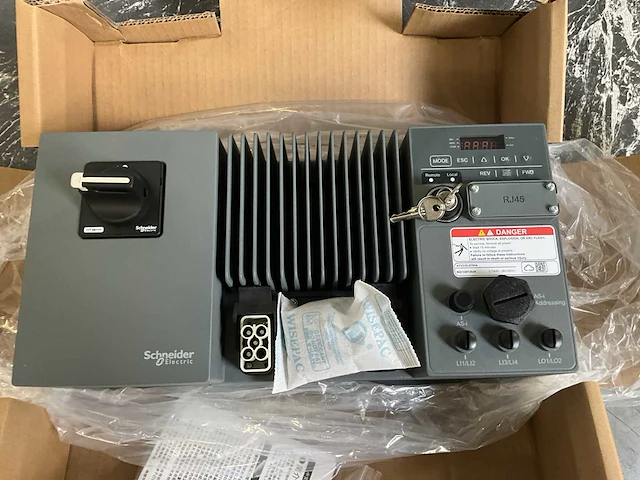 Scneider-electric atv310l075n4 frequentieregelaar - afbeelding 4 van  9