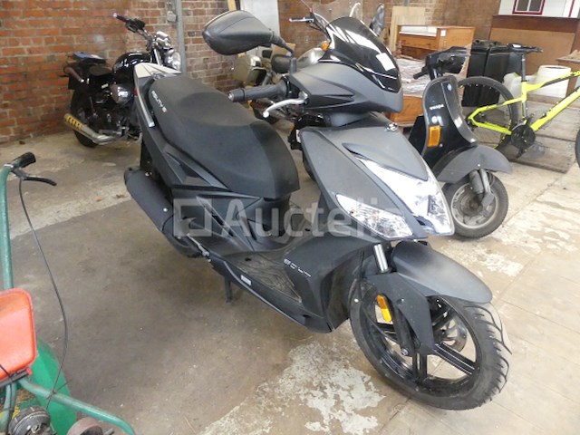 Scooter 50cc (zeer weinig km) kymco agility 16+ 50 4t (2024-826 km)(vin: lc2cc0000r1002452) - afbeelding 13 van  19