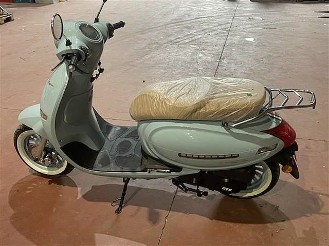 Scooter cappucino gts - afbeelding 1 van  17
