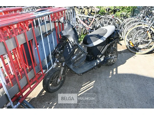 Scooter wrak - afbeelding 1 van  4