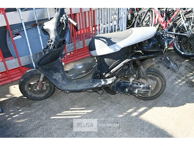 Scooter wrak - afbeelding 2 van  4