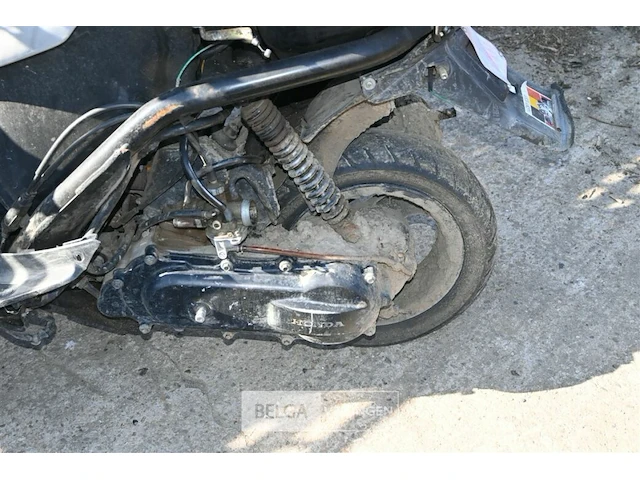 Scooter wrak - afbeelding 3 van  4