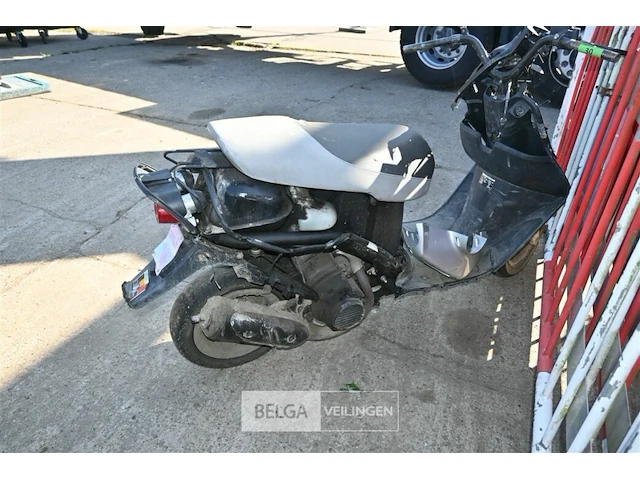 Scooter wrak - afbeelding 4 van  4