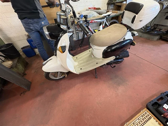 Scooter zonder papieren - afbeelding 2 van  7