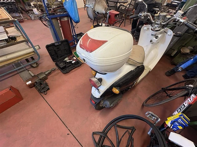 Scooter zonder papieren - afbeelding 4 van  7