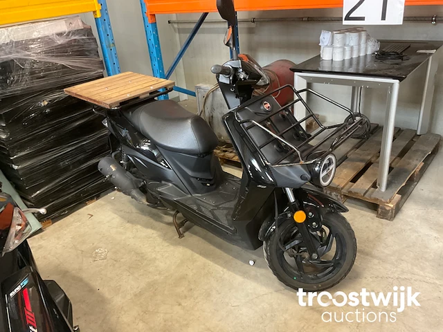 Scooter - afbeelding 1 van  5