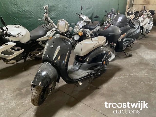 Scooter - afbeelding 1 van  8