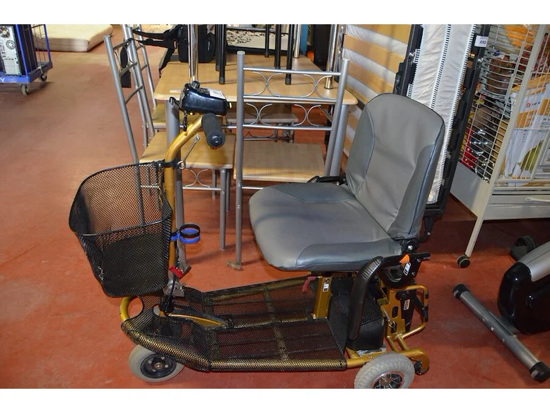 Diverse allerlei w.o. scootmobiel, elektrische rolstoel, elektrische ziekenhuisbed, badlift , enz