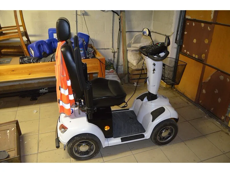 Scootmobiel, rolator, divers meubilair en inboedel