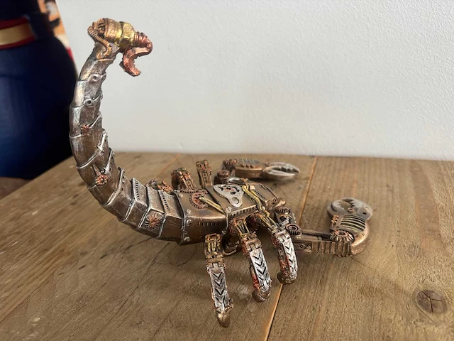 Scorpioen steampunk h17,5cm gold - afbeelding 2 van  3