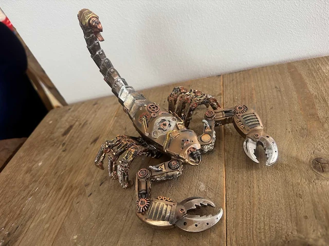 Scorpioen steampunk h17,5cm gold - afbeelding 3 van  3