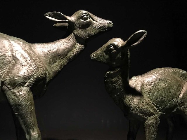 Sculpture mother roe deer with baby fawn - afbeelding 2 van  5