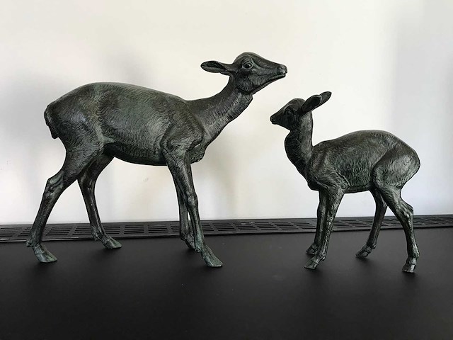 Sculpture mother roe deer with baby fawn - afbeelding 3 van  5