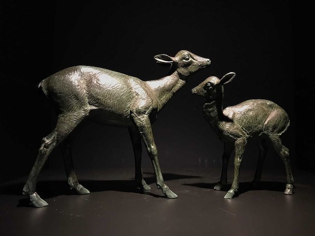 Sculpture mother roe deer with baby fawn - afbeelding 1 van  5