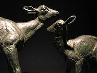 Sculpture mother roe deer with baby fawn - afbeelding 2 van  5